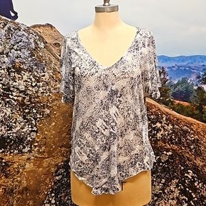 BCBG V-NECK
